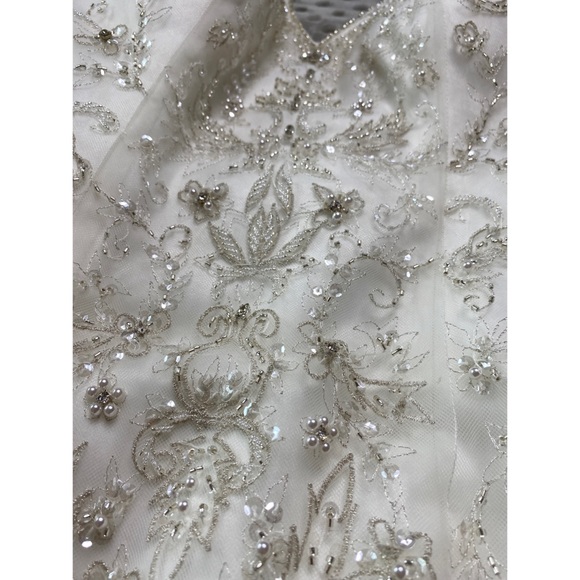 New WEDDING DRESS - Picture 3 of 16